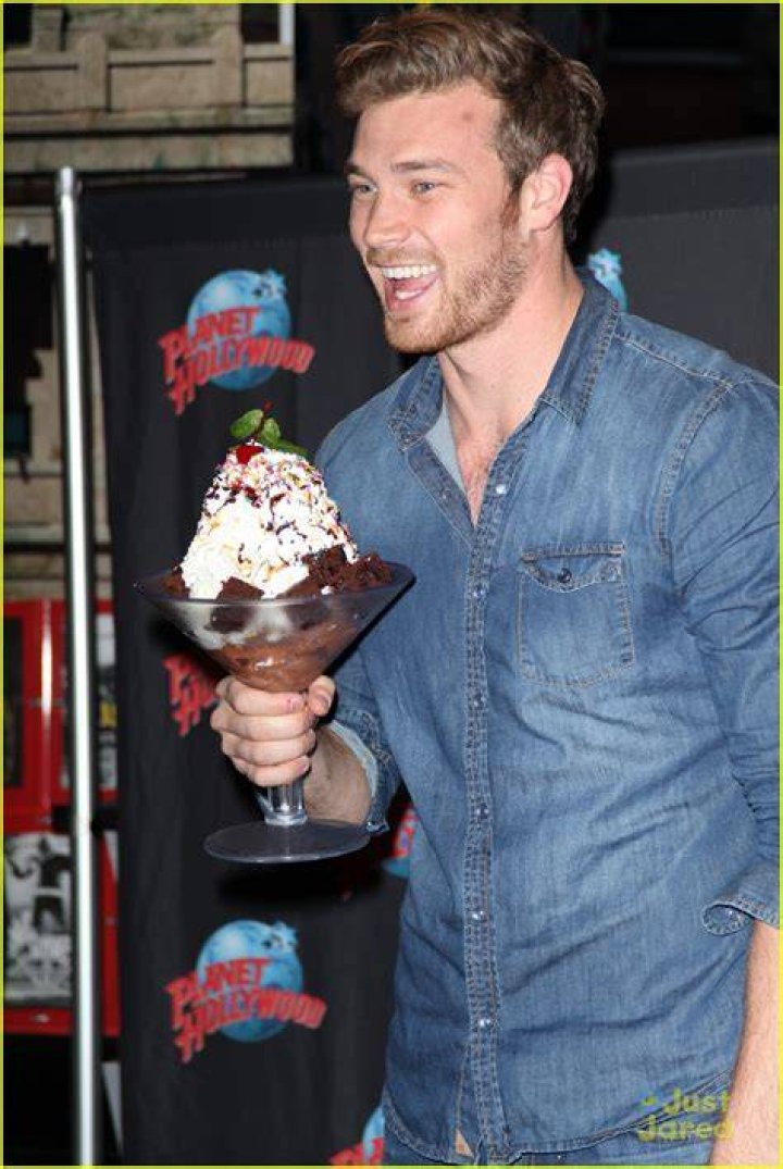 Derek Theler Celebrates His Birthday at Planet Hollywood (@derektheler) – Celeb Secrets