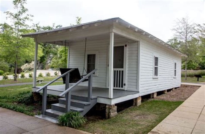 Where Did Elvis Presley Grow Up?